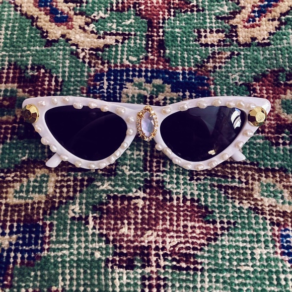 Customer Pearls &Vintage Cat Sunglasses